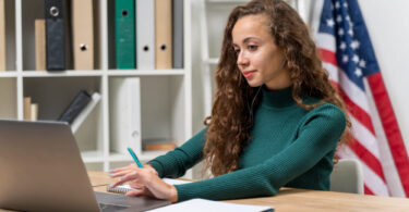 Homem assinando documento com holograma de mapa mundial ao fundo