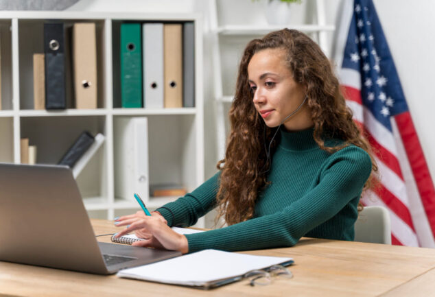 Homem assinando documento com holograma de mapa mundial ao fundo