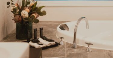 Um spa redondo em ambiente aconchegante.