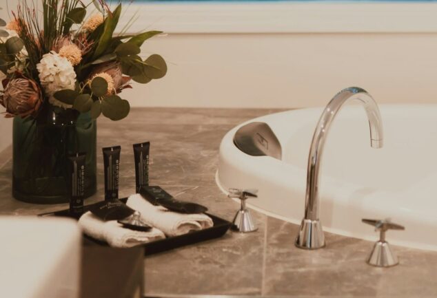Um spa redondo em ambiente aconchegante.